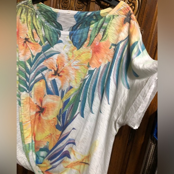 🌺Tropical 🌴 Woman’s Shirt.🌺🦜 - Picture 9 of 11